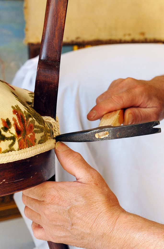 Les deux Rempailleurs du 93 ( Seine-Saint-Denis ) : Votre artisan rempailleur et canneur réalise le rempaillage et cannage de vos chaises, fauteuils, bancs, tabourets, tables basses, etc. Tapissier, tapisserie d’ameublement, canneur, cannage et rempailleur, rempaillage de chaise, remise en état de sièges anciens, fauteuils ...